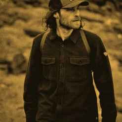 FJÄLLRÄVEN Men's Övik Lite Padded Shirt - Dark Navy / Dark Navy -Outdoor Apparel Fjallraven AW22 OvikLitePaddedShirt Navy 04