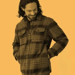 FJÄLLRÄVEN Men's Övik Lite Padded Shirt - Deep Forest / Black -Outdoor Apparel Fjallraven AW23 OvikLitePaddedJacket ForestBlack 03