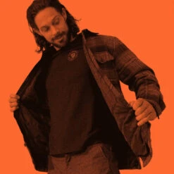 FJÄLLRÄVEN Men's Övik Lite Padded Shirt - Deep Forest / Black -Outdoor Apparel Fjallraven AW23 OvikLitePaddedJacket ForestBlack 04