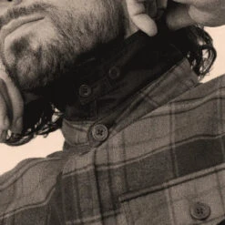 FJÄLLRÄVEN Men's Övik Lite Padded Shirt - Deep Forest / Black -Outdoor Apparel Fjallraven AW23 OvikLitePaddedJacket ForestBlack 05