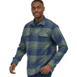Patagonia Men's L/S Organic Cotton Fjord Flannel Shirt - Live Oak: Hemlock Green -Outdoor Apparel Patagonia AW22 MsFjordFlannel LOGreen 03